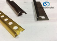 Сияющая золотая алюминиевая отделка края профилирует пробитую прокладку выпушки металла