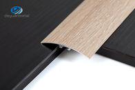 Зерно древесины поверхностного покрытия ковра отделки перехода прокладки порога 6463 алюминиевое справляясь профилей слоистое